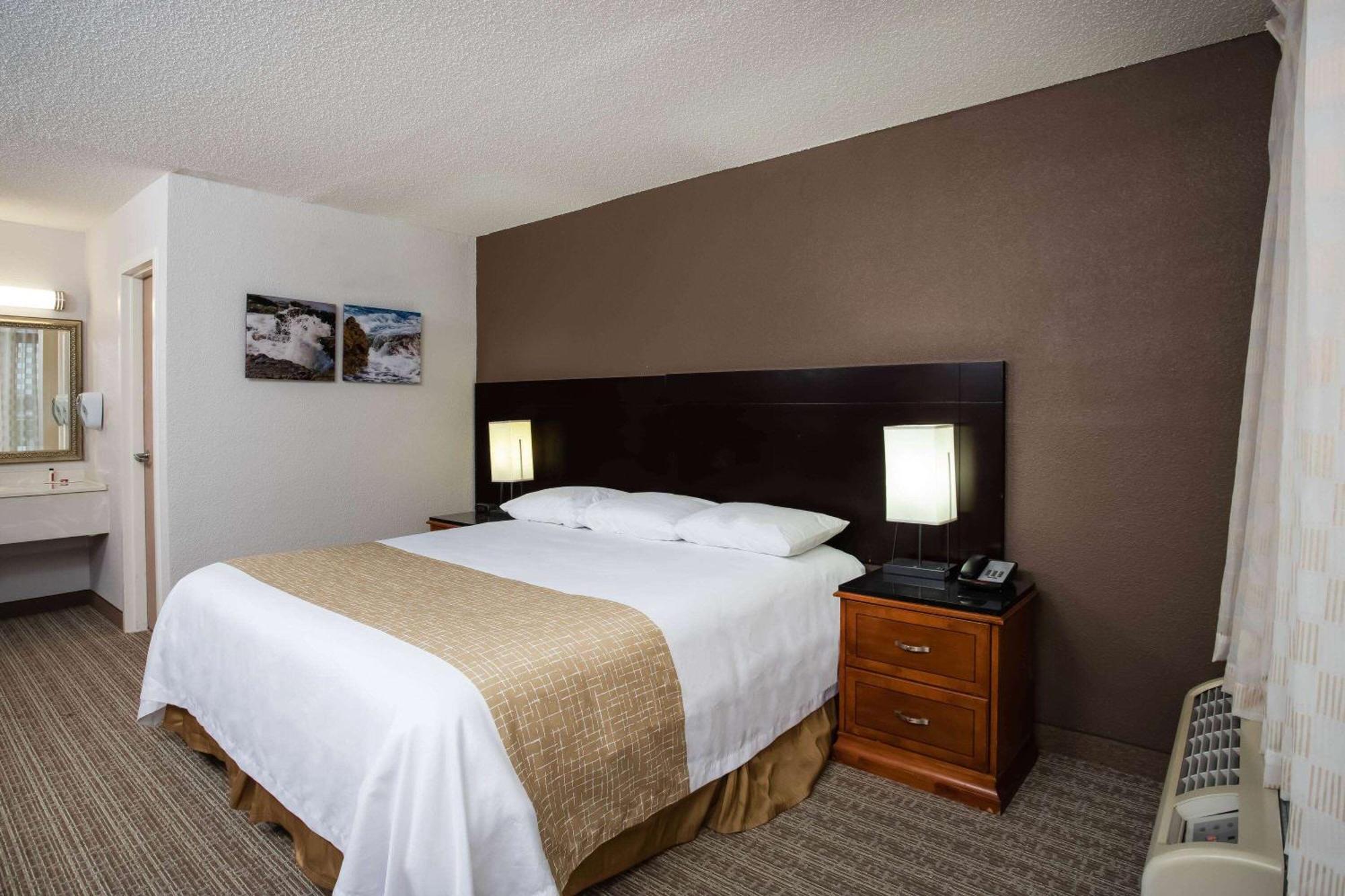 Travelodge By Wyndham Fort Wayne North Exterior photo