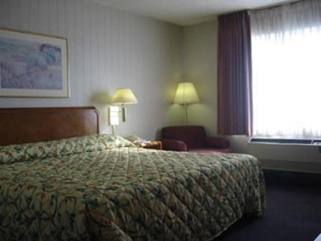 Travelodge By Wyndham Fort Wayne North Exterior photo